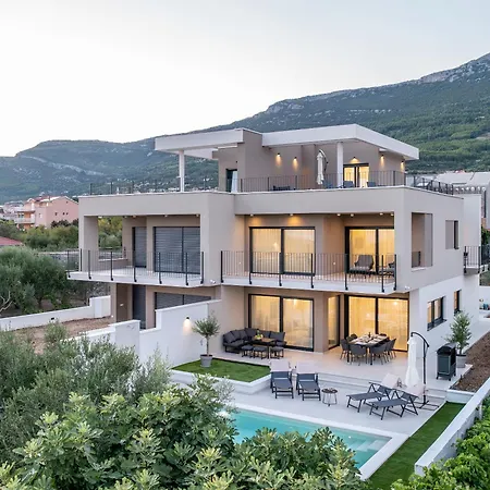 New Horizont With The Heated Pool Near Split *