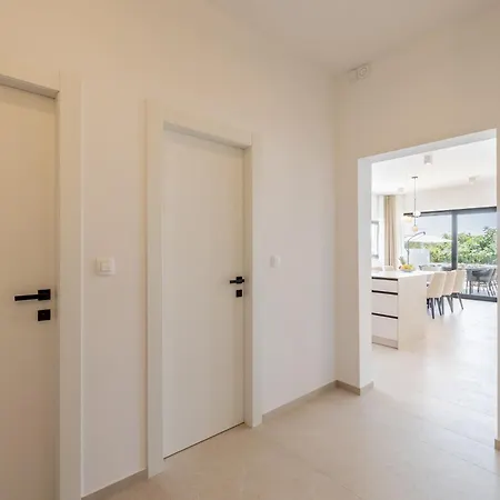 New Horizont With The Heated Pool Near Split Βίλα Kaštela