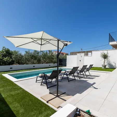 New Horizont With The Heated Pool Near Split Kastela