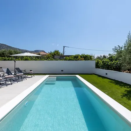 Villa New Horizont With The Heated Pool Near Split