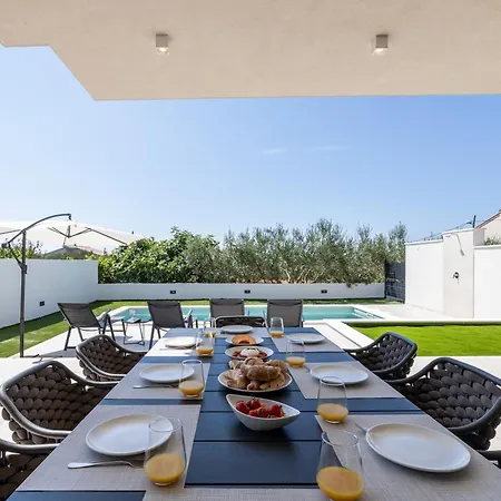 Villa New Horizont With The Heated Pool Near Split Kastela