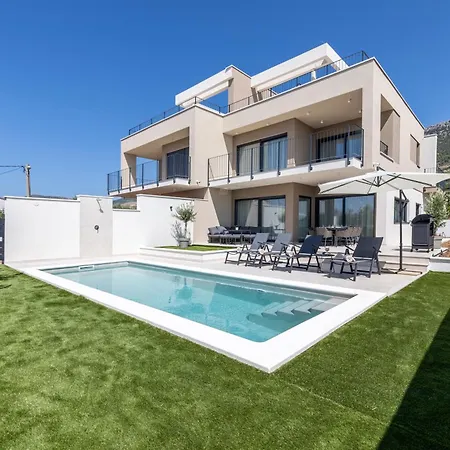 New Horizont With The Heated Pool Near Split *